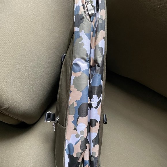 Samantha Brown Carry All Travel Bag in GREEN GEO CAMO nwt - Picture 11 of 12